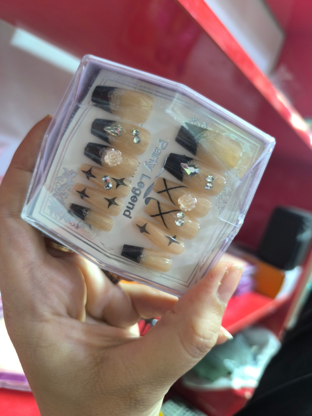ناخن مصنوعی فانتزی و مجلسی (Press-On Nails)